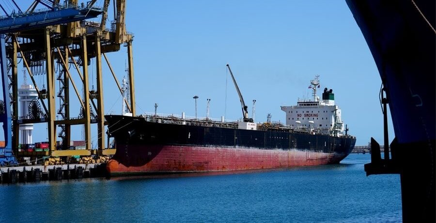 کشتی نفتی در بندر عباس