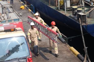  برگزاری مانور امداد و نجات دریایی در بندر شهید باهنر -1- شرکت آرتین بنادر اروند 